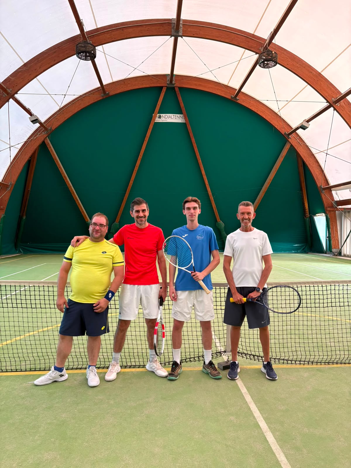 Squadra maschile in campo indoor