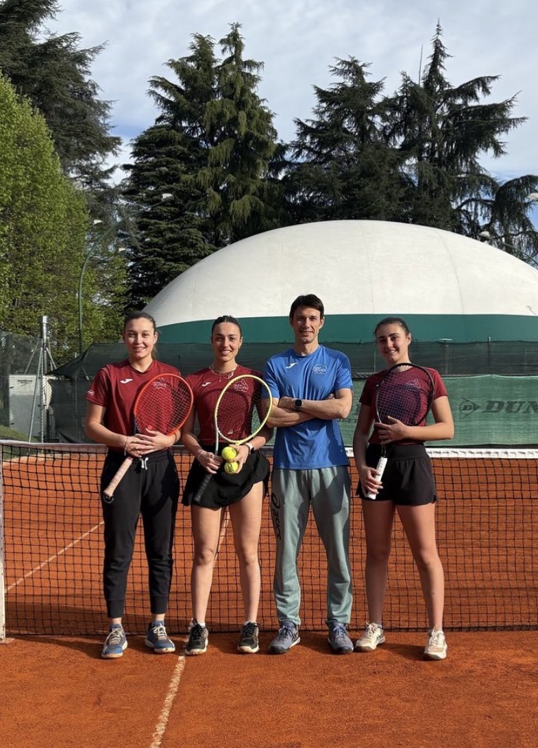Squadra femminile sul campo in terra rossa